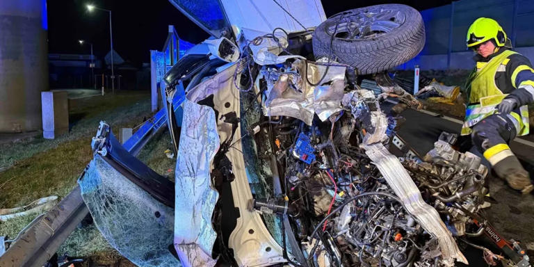 Großeinsatz nach schwerem Unfall: Lenker im Auto eingeklemmt