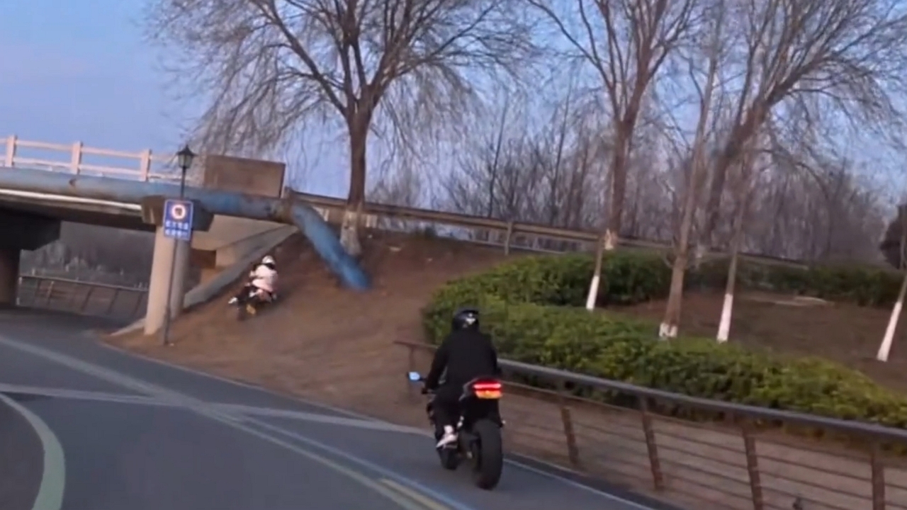Motorcyclist crashes into bridge wall in Henan, China
