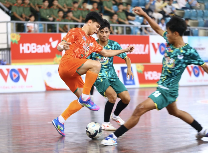 8 đội tham gia giải futsal sinh viên khu vực miền Tây