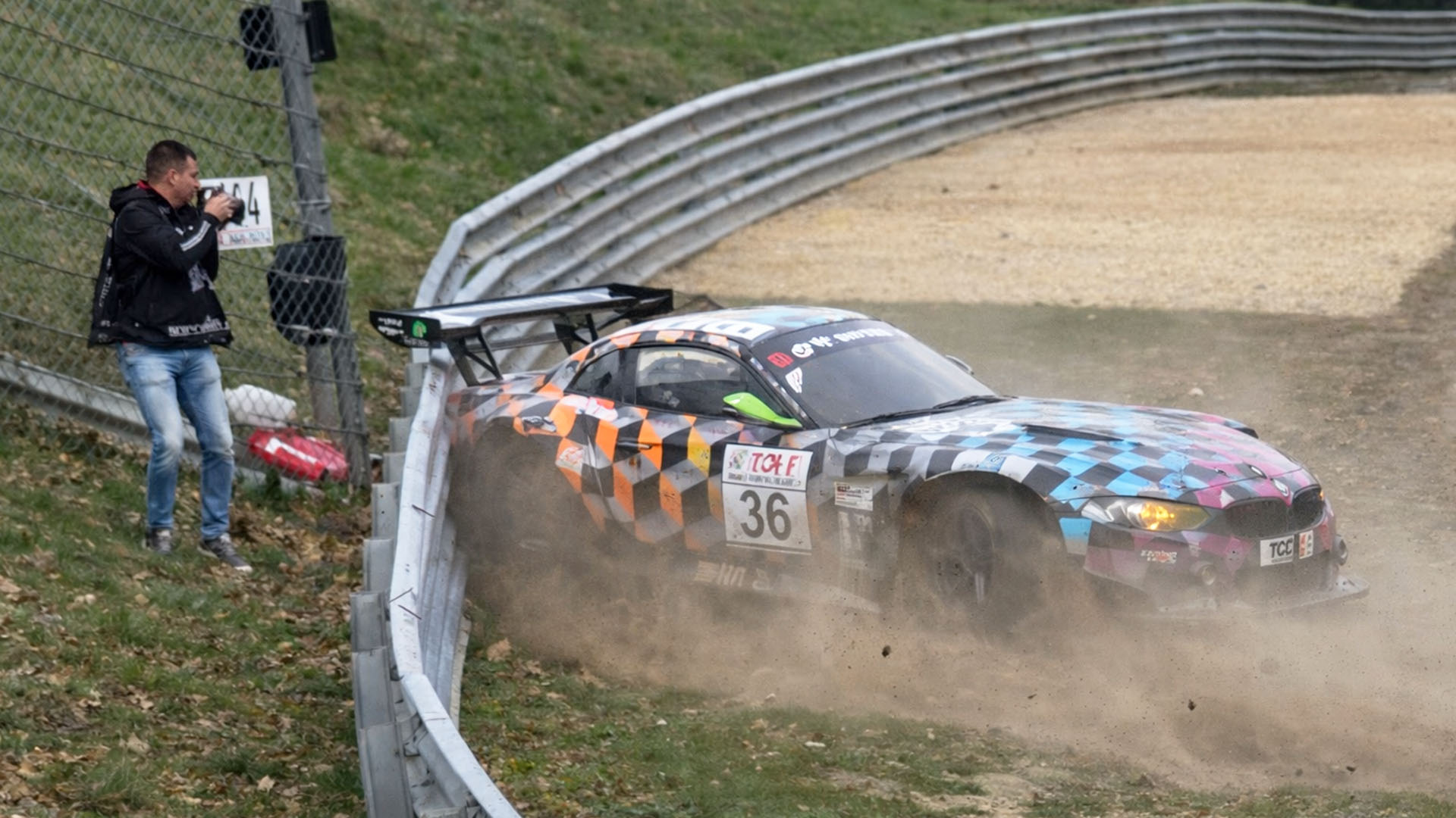 Aggressive driver nearly hits photographer Nürburgring