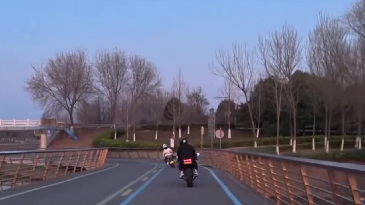 Motorcyclist crashes into bridge wall in Henan, China