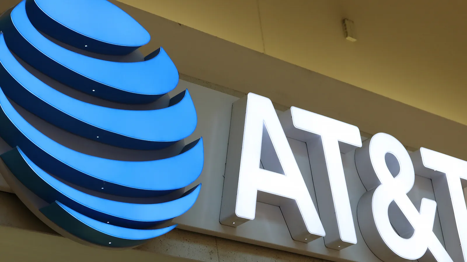 AT&T’s $250 billion network plan signals a major sprint for fiber and ...