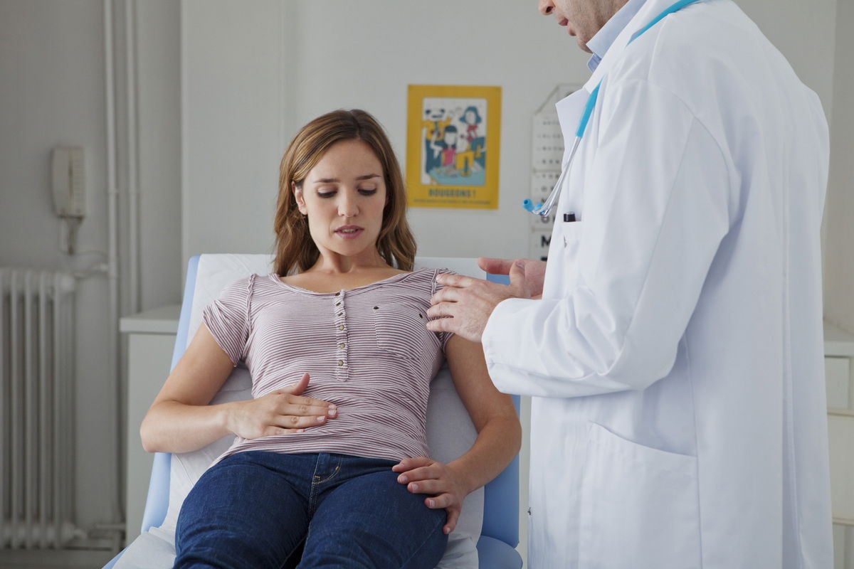 Sensação de estômago cheio e barriga inchada: 11 causas (e como aliviar)
