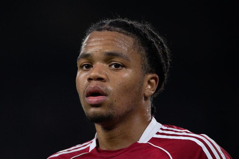 Arne Slot revela su temor a la lesión de Rio Ngumoha para explicar el trato del Liverpool a los impacientes aficionados.