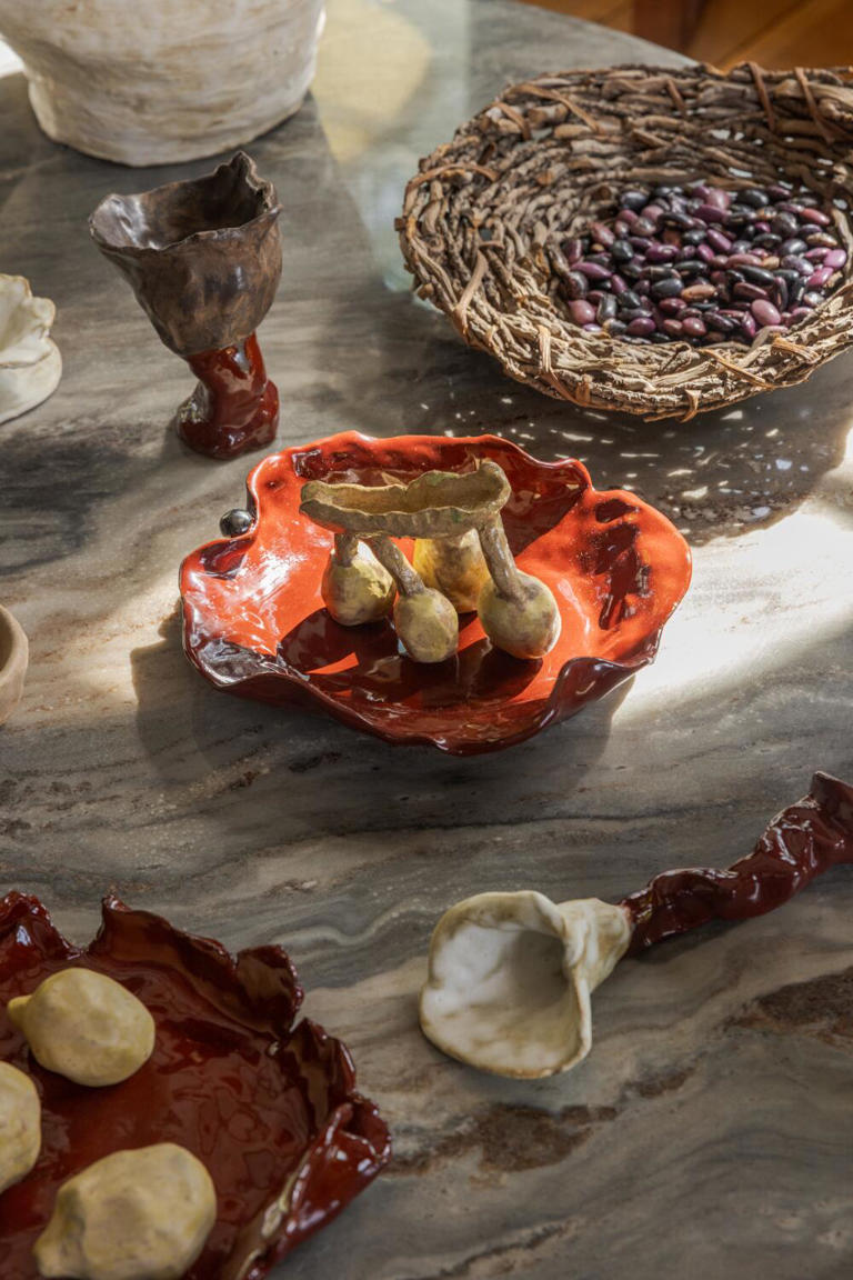 Remember the art of window displays? This one will keep you lingering ...