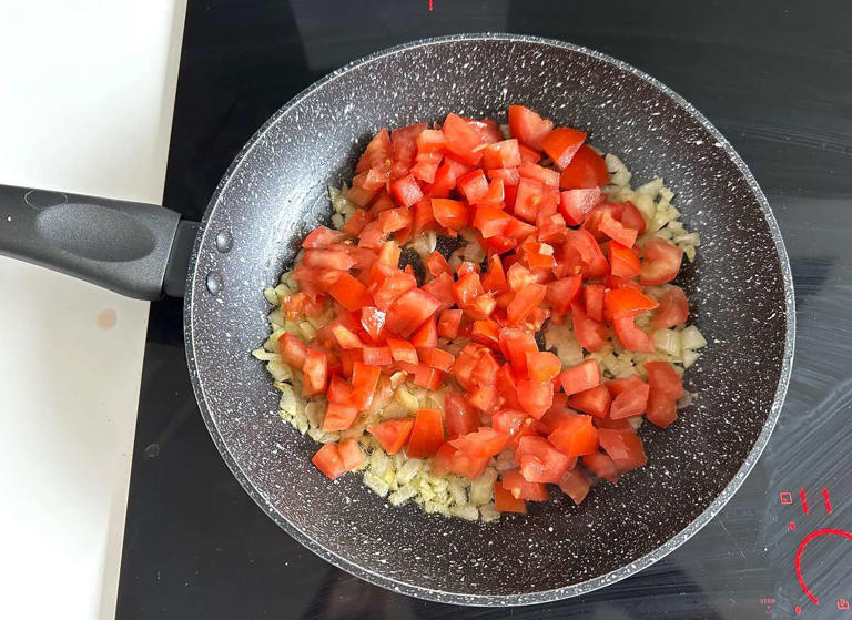 Passo 2 - Torta de sardinha cremosa de liquidificador f&aacute;cil e fofinha