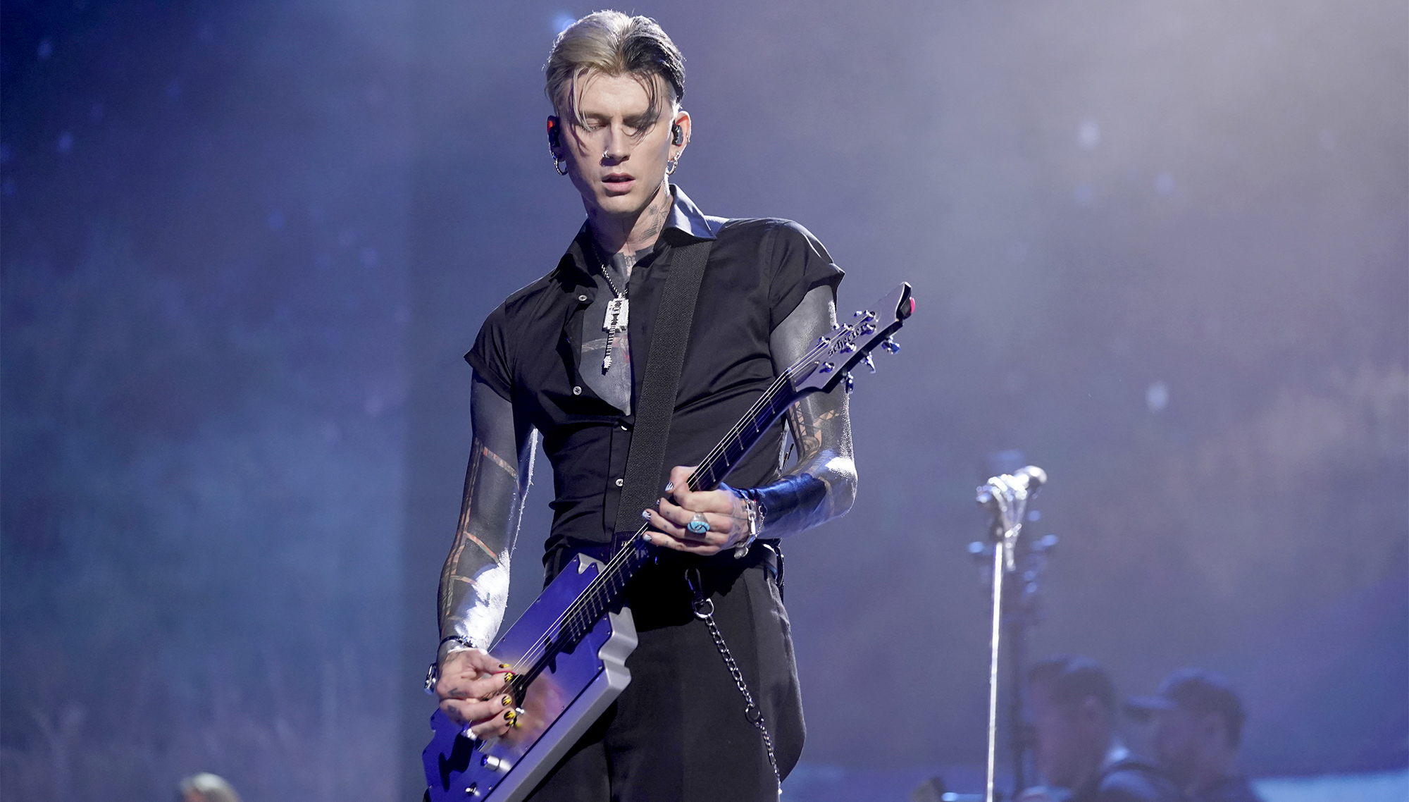 Machine Gun Kelly injures hand on a giant thorn while filming video in ...