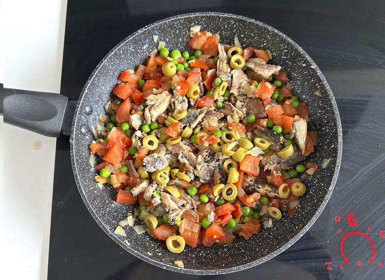 Passo 3 - Torta de sardinha cremosa de liquidificador f&aacute;cil e fofinha