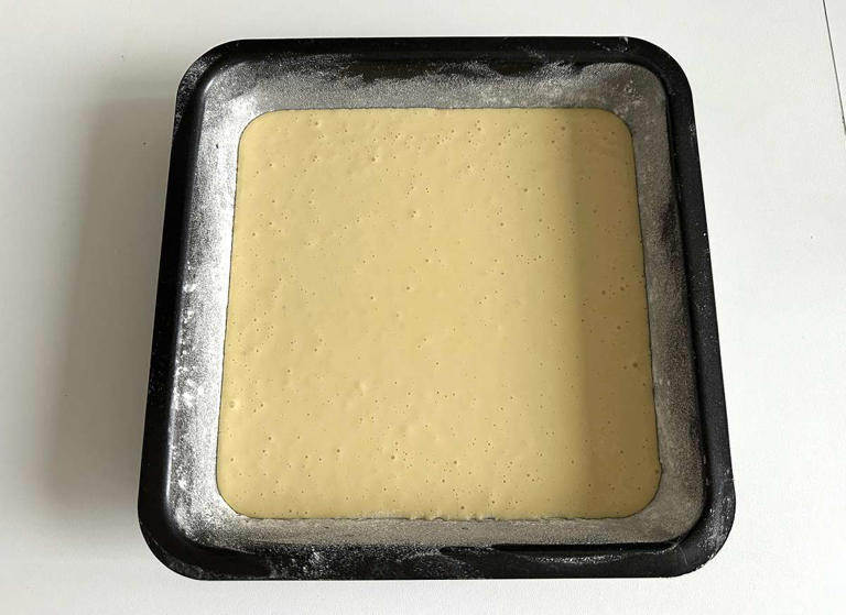 Passo 7 - Torta de sardinha cremosa de liquidificador f&aacute;cil e fofinha