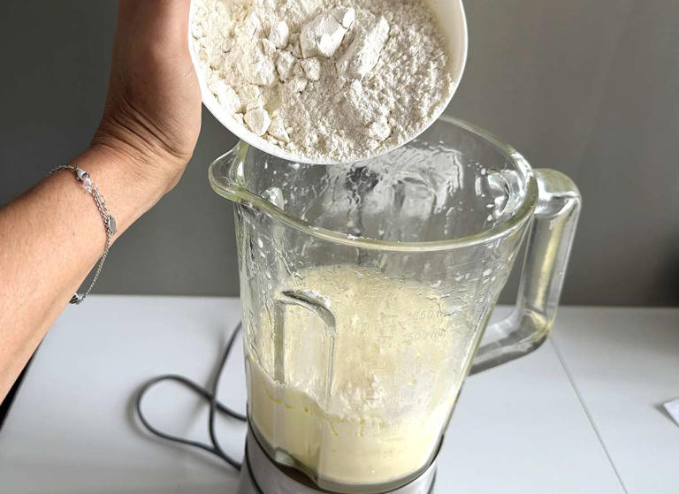 Passo 5 - Torta de sardinha cremosa de liquidificador f&aacute;cil e fofinha