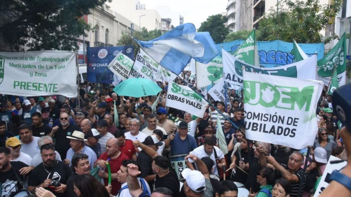 Gremios estatales marcharon por el centro de Córdoba contra la reforma ...