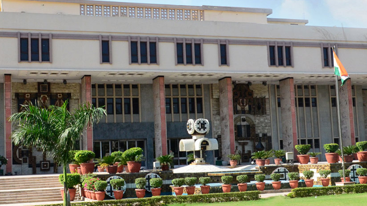 Delhi High Court questions Delhi University, police over blanket ban on ...