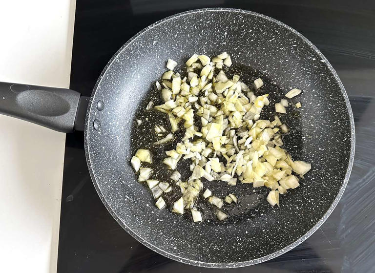 Passo 1 - Torta de sardinha cremosa de liquidificador f&aacute;cil e fofinha