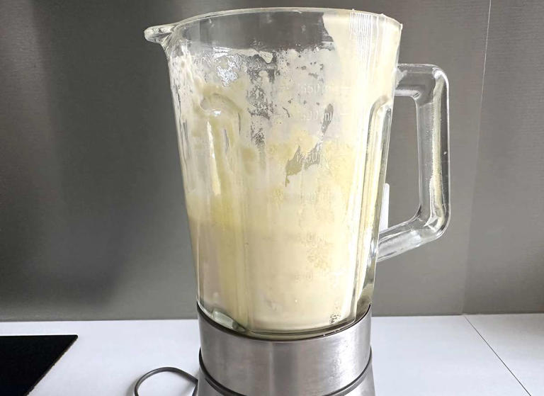 Passo 6 - Torta de sardinha cremosa de liquidificador f&aacute;cil e fofinha