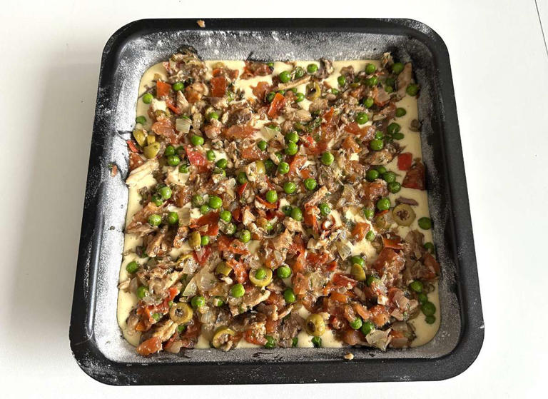 Passo 8 - Torta de sardinha cremosa de liquidificador f&aacute;cil e fofinha