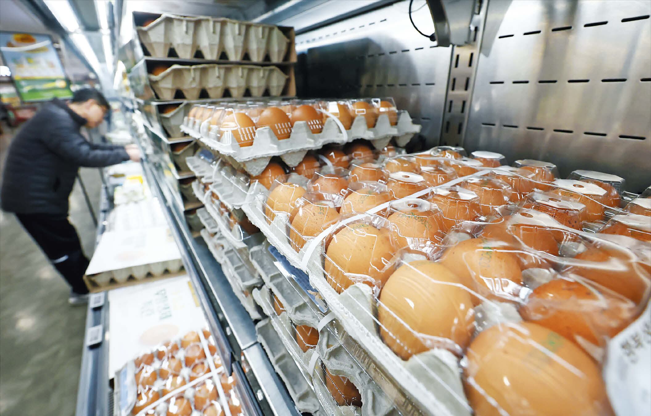 Egg prices surge past 7,000 won amid avian flu resurgence