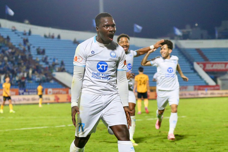 Xuân Son lại 'tịt ngòi', Nam Định thắng Thanh Hóa với 10 người