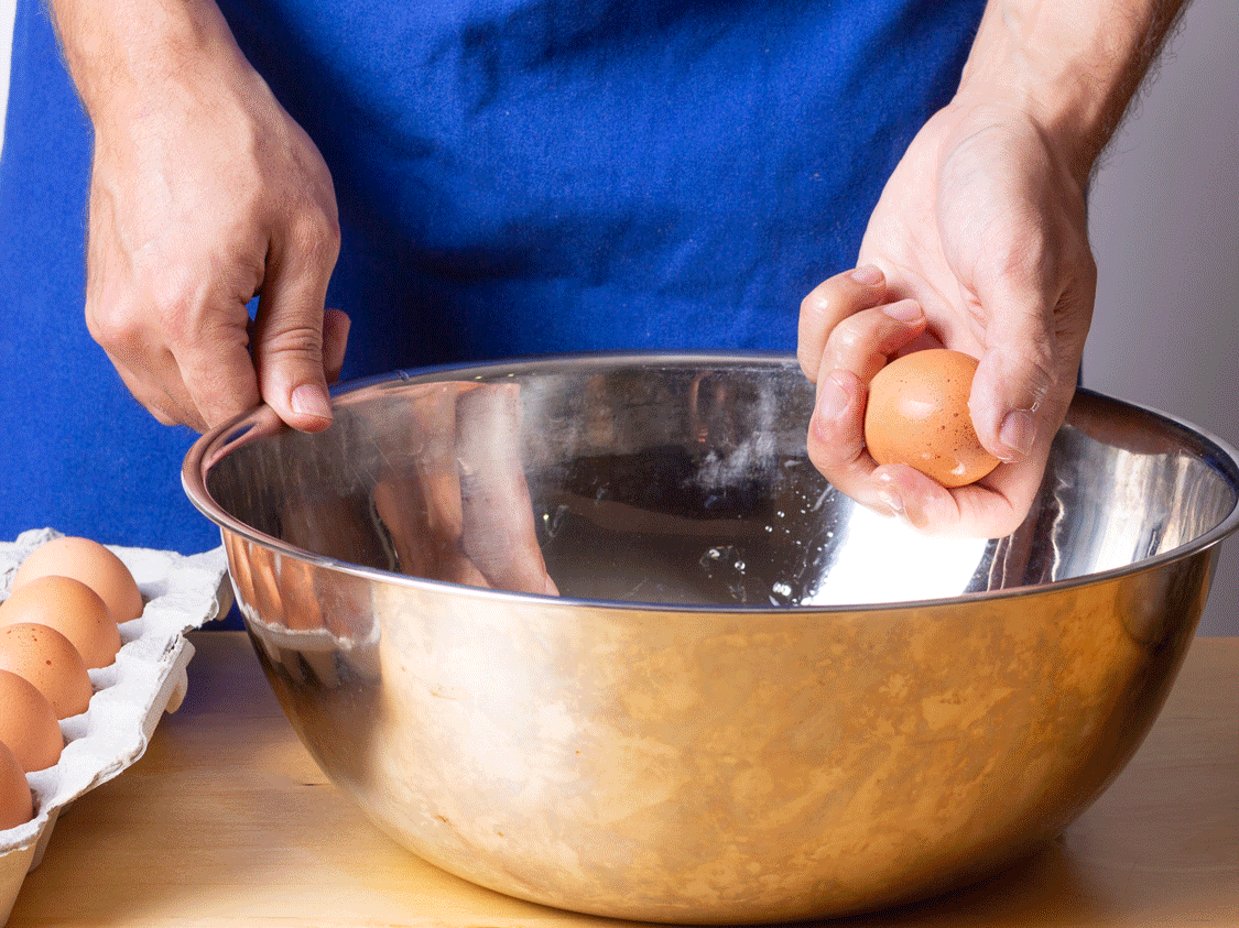 How chefs quickly crack eggs with one hand—without the mess