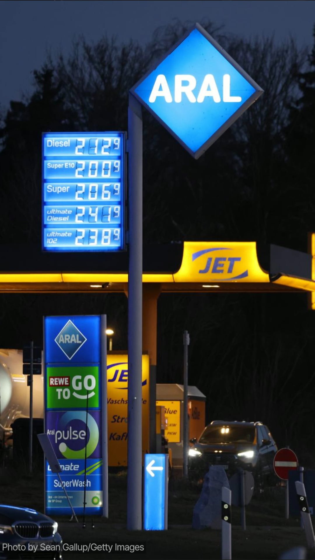 US temporarily lifts Russian oil sanctions to ease supply