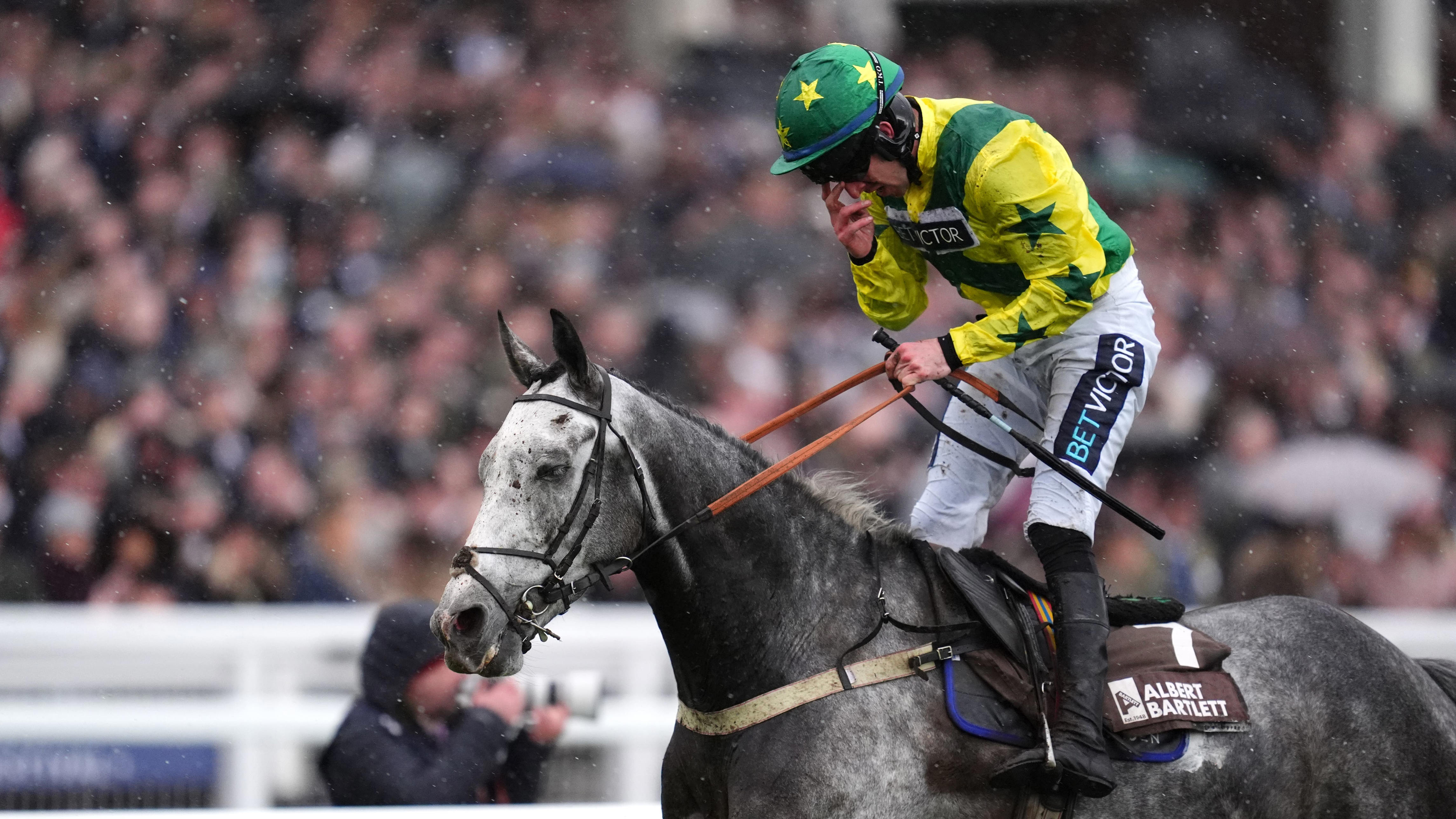 Johnny’s Jury powers up the hill for Albert Bartlett victory