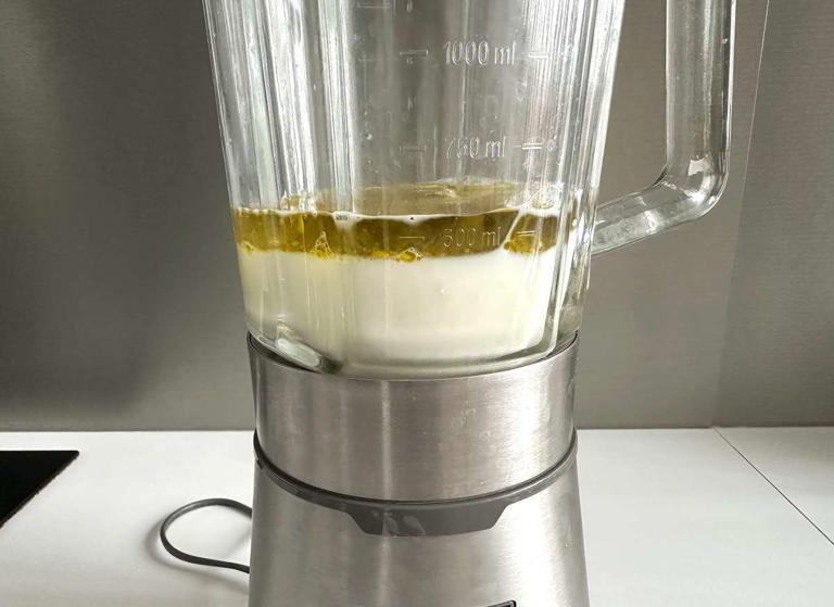 Passo 4 - Torta de sardinha cremosa de liquidificador f&aacute;cil e fofinha