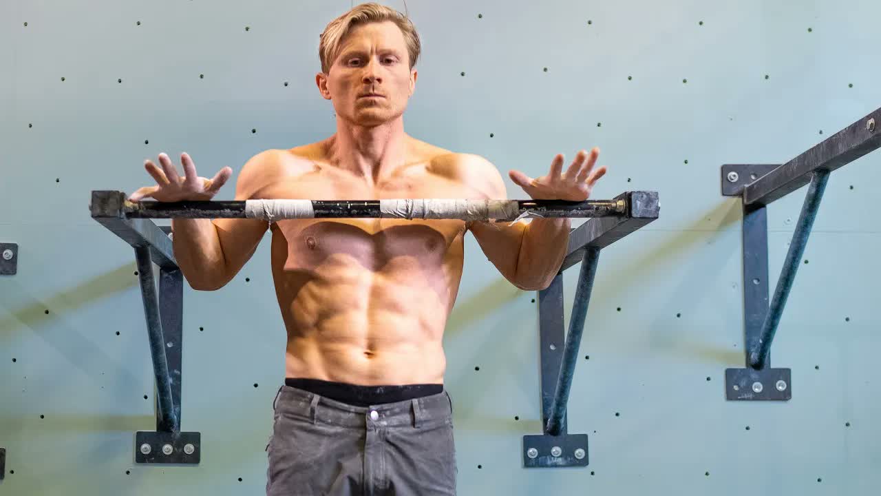 A muscle up using only the wrists - the strength test few athletes attempt