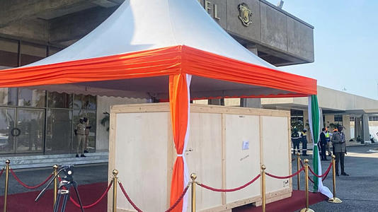 On aperçoit la caisse contenant un tambour sacré pillé après son retour à Abidjan, en Côte d'Ivoire, le vendredi 13 mars 2026.