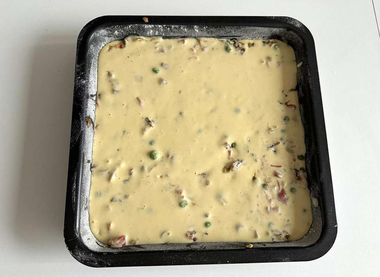 Passo 9 - Torta de sardinha cremosa de liquidificador f&aacute;cil e fofinha