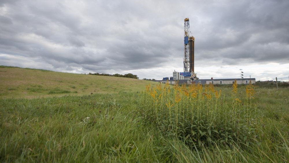 US drillers add oil, gas rigs as Brent tops $100 for first time in years
