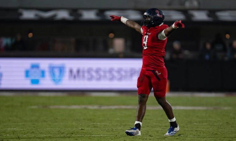 2027 Mississippi defensive end names Tennessee football in top schools