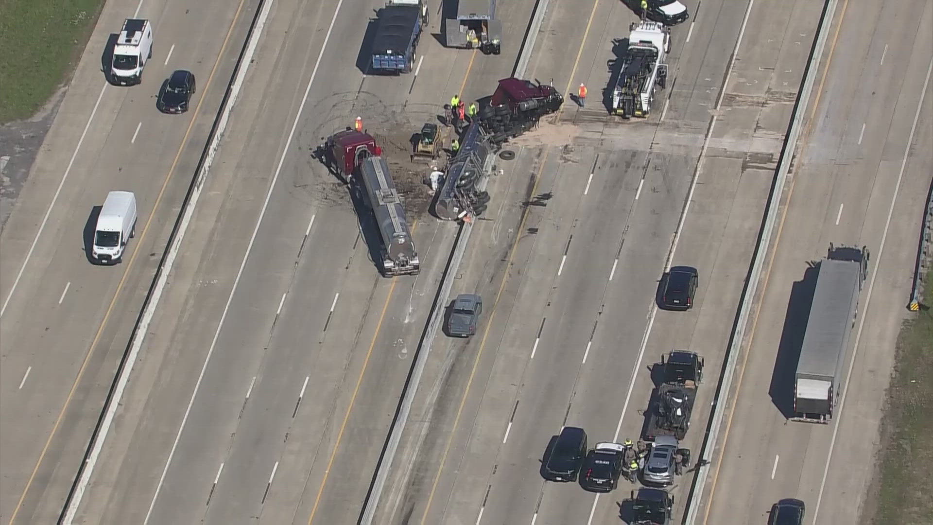 Fatal 10-vehicle crash shuts down I-10 near Anahuac