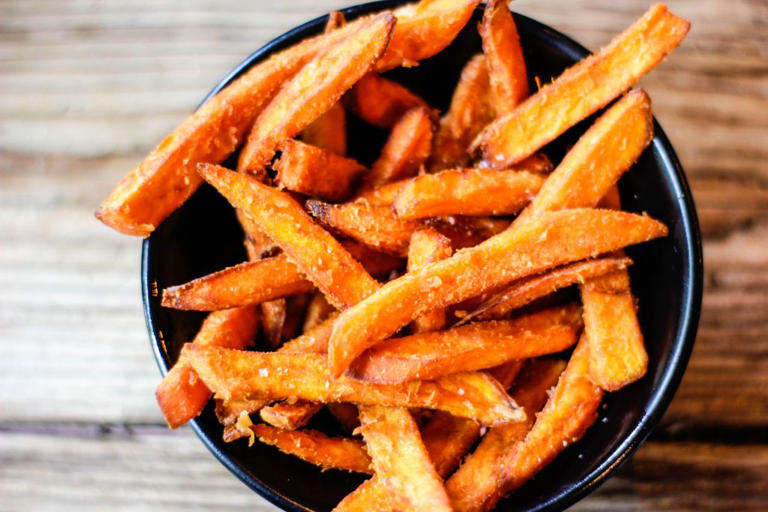 Bastones de boniato, una guarnición deliciosa para las burgers caseras.