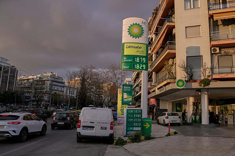 Un cartel con los precios actuales del combustible frente a una gasolinera en Atenas, Grecia, el miércoles 11 de marzo de 2026 AP