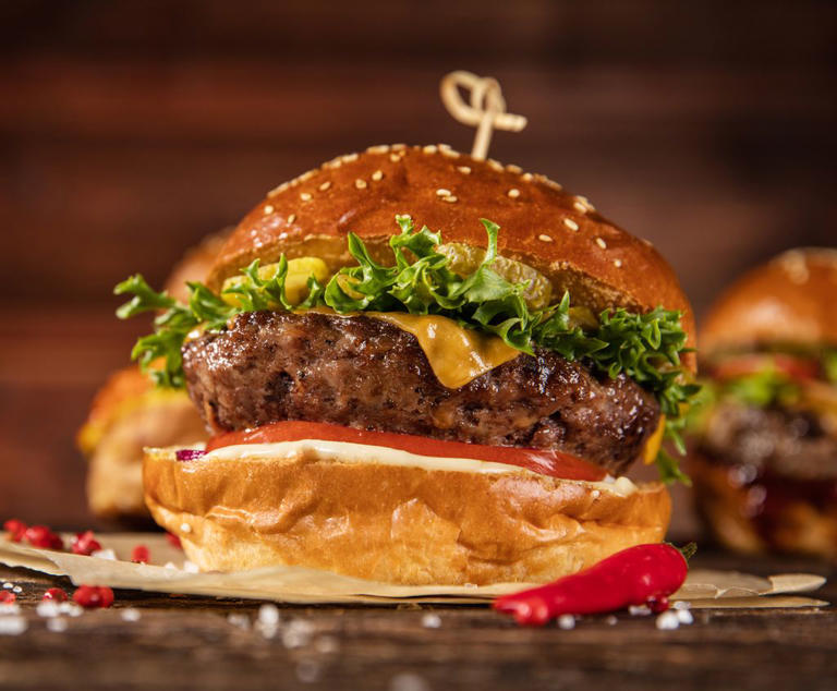 Hamburguesa clásica con queso, lechuga y tomate.