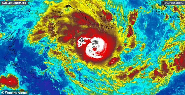 Cyclone to make landfall within hours: Thousands warned to take shelter ...