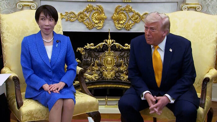 トランプ, 面前で 