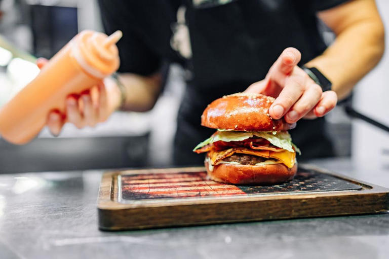 Siempre que puedas, elabora tus salsas en casa.