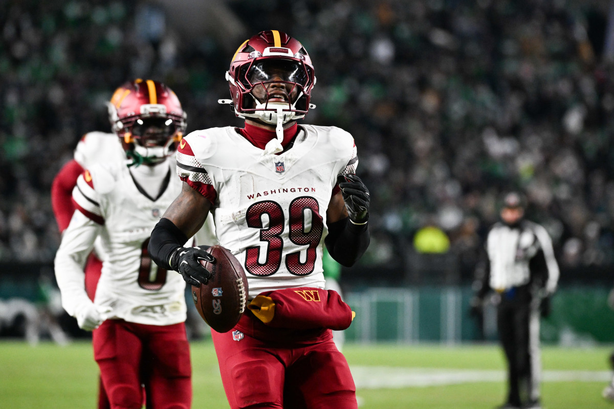 Commanders extend key versatile veteran after first free agency wave, which helps secure his spot at uncertain position<br>