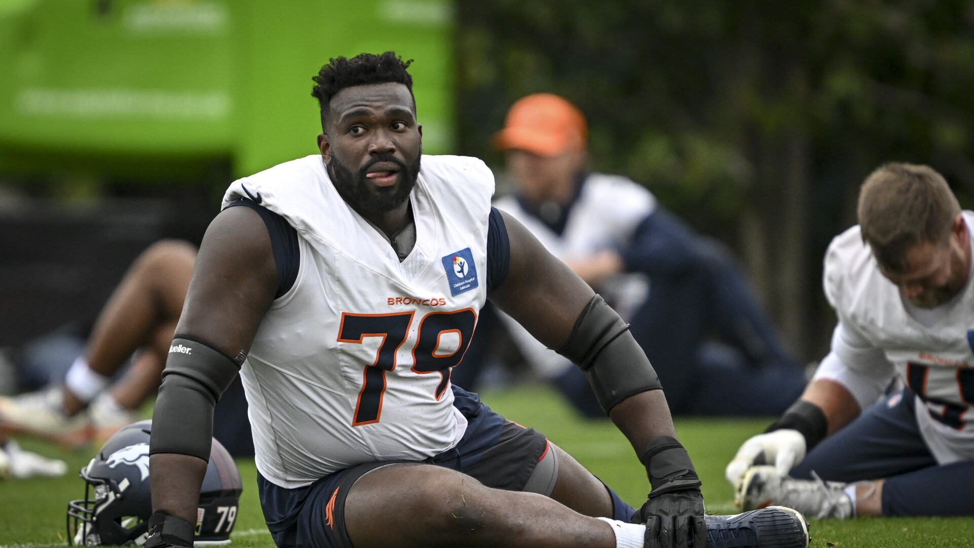 OL Matt Peart takes a pay cut to remain with the Broncos