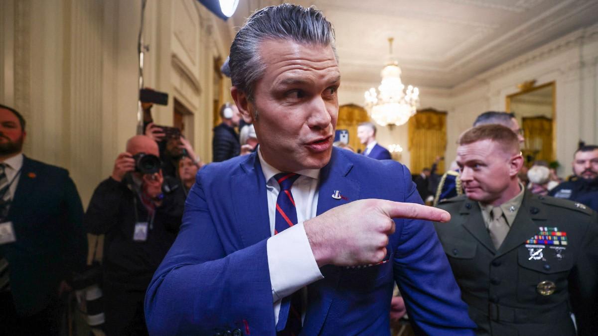 Pentagon denies Pete Hegseth was chewing gum after he's seen chomping ...