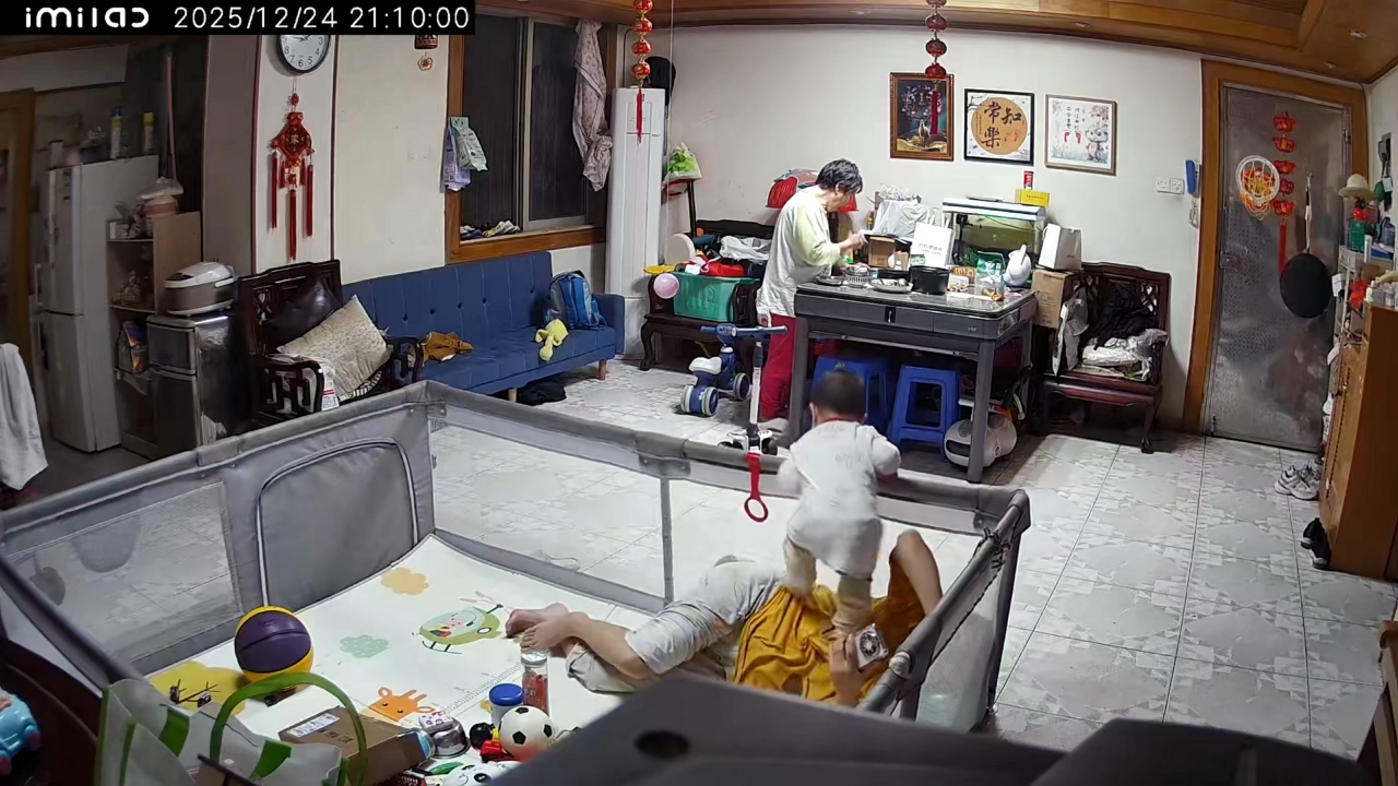 Toddler falls out of crib after losing balance in Guangdong, China
