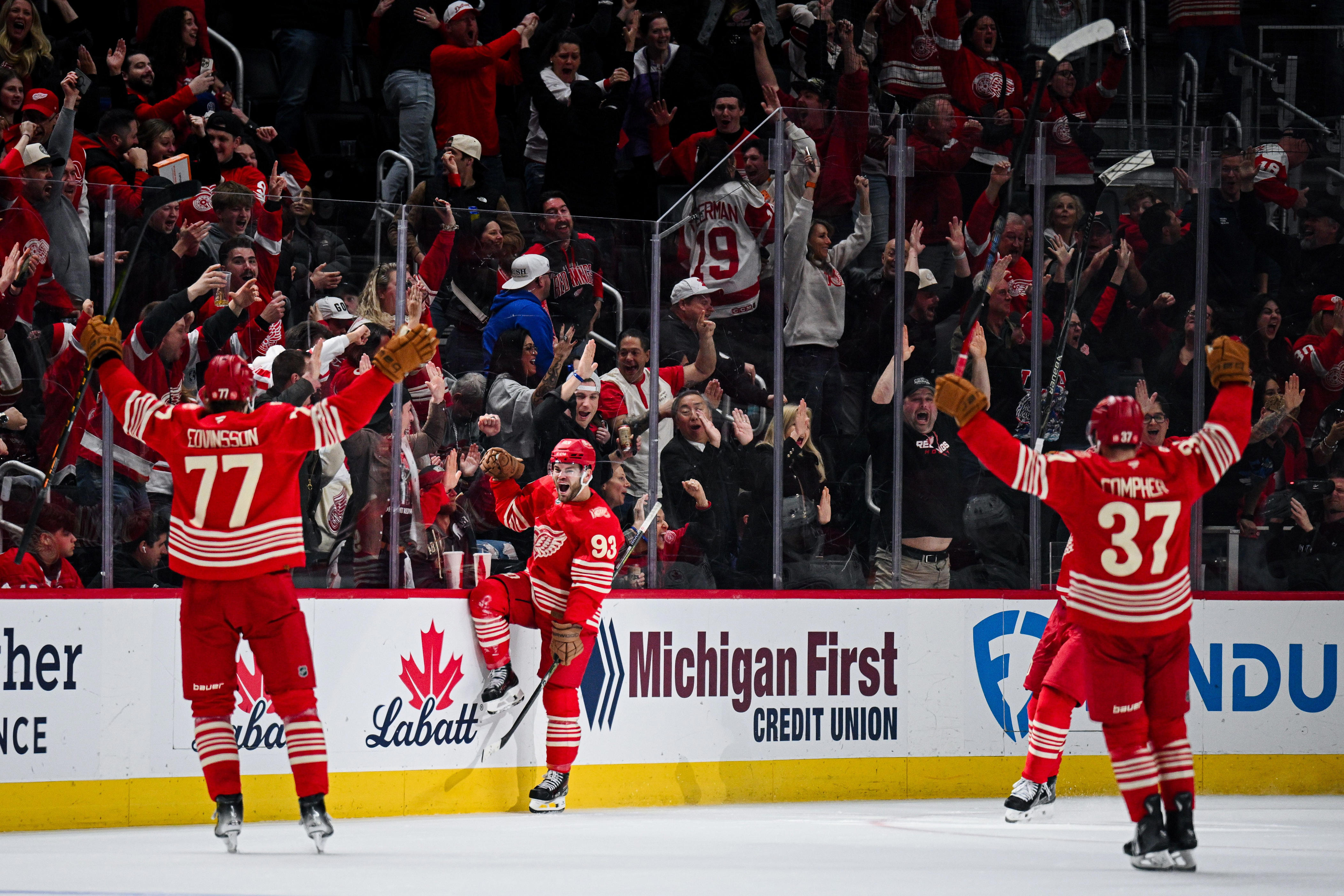 Alex DeBrincat snipes win for Detroit Red Wings vs Canadiens