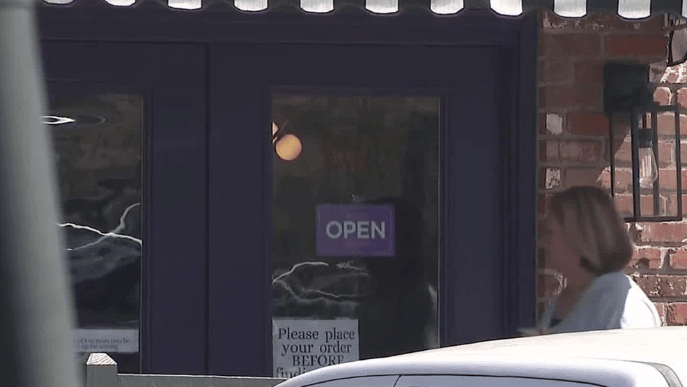 What happened at The Croissanterie? Governor Sanders, restaurant share different accounts