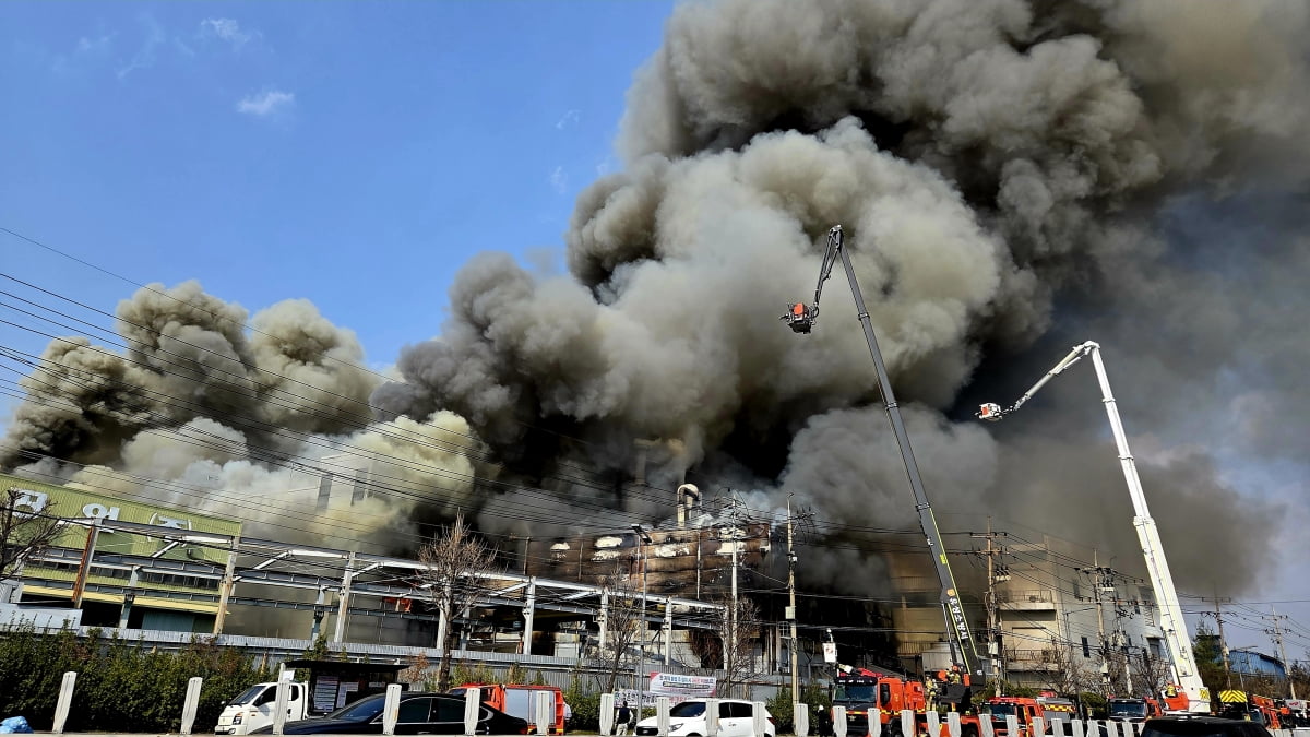 대전 자동차 부품 공장 화재, 국내 비축 원유 90만 배럴 해외 판매 사실 확인, 검찰개혁 법안 통과 및 민주당, 윤석열 정부 검찰 수사 국정조사위해 특위 출범