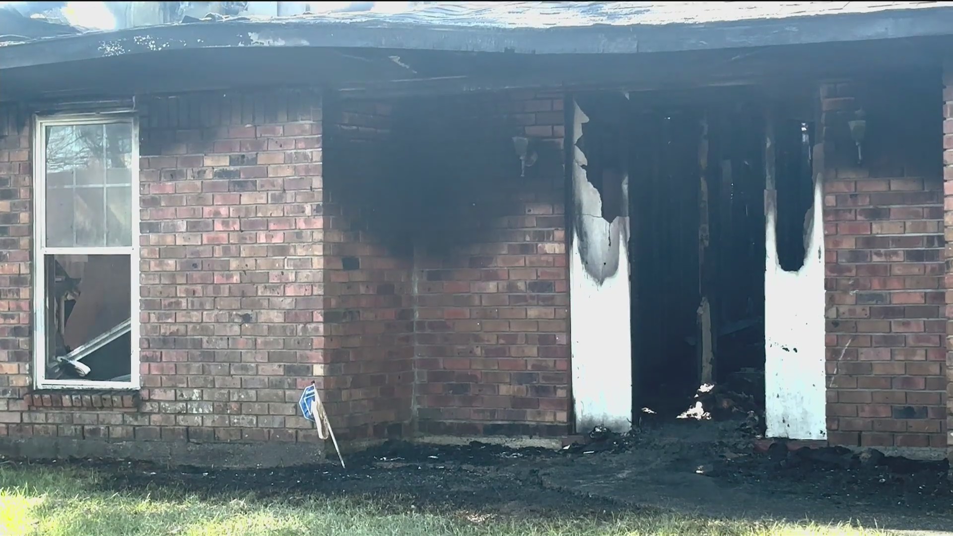 2 dead, 2 hurt after early morning fire at home in Baton Rouge