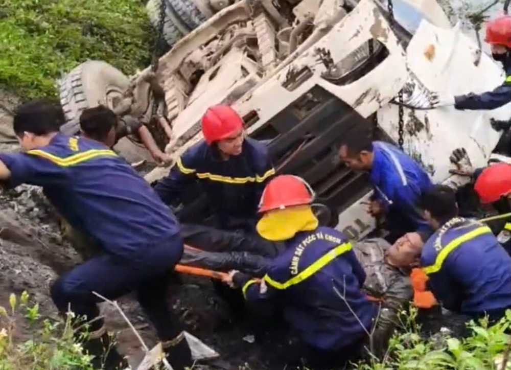 Nghẹt thở giải cứu nạn nhân trong xe bê tông lật xuống ao ở Bắc Ninh