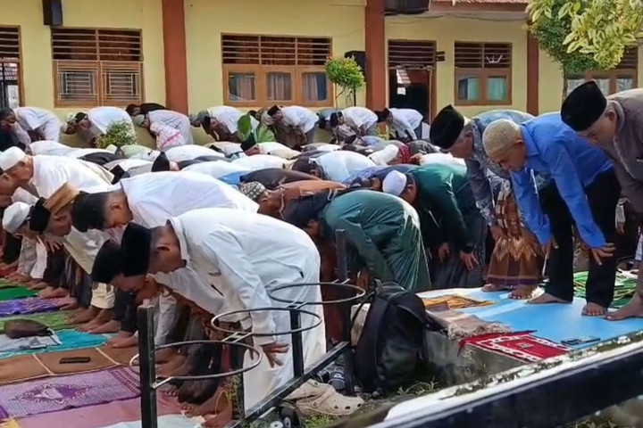 AA1Z1zyI Ratusan Jemaah Salat Id Padati Sekolah Muhammadiyah di Ambon