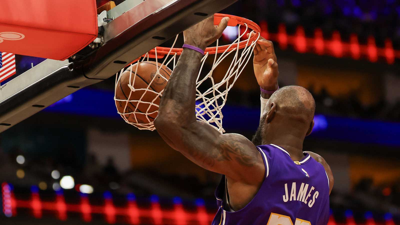 Lakers’ LeBron James ties NBA history with bonkers games played record