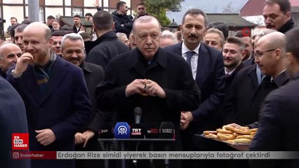 Cumhurbaşkanı Erdoğan Rize simidi yiyerek basın mensuplarıyla fotoğraf ...
