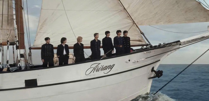 BTS 'đạp sóng rẽ gió', trở lại đầy mạnh mẽ với MV Swim